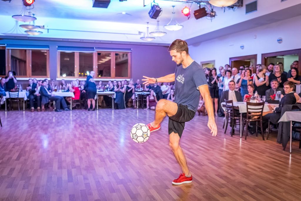 Daniel Pražák dělá freestyle fotbalovou show na plese