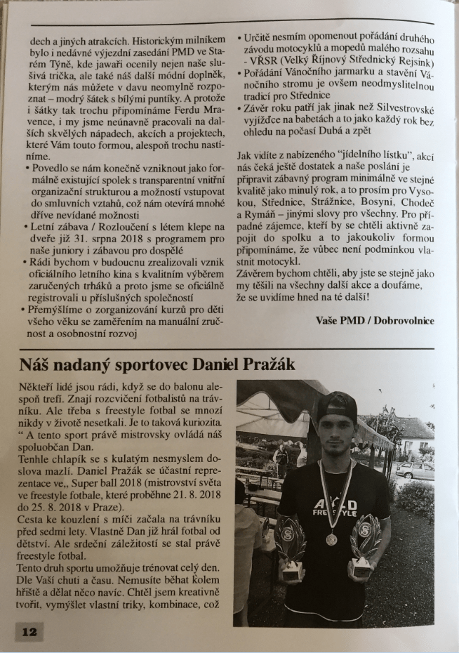 Daniel Pražák ukazuje své poháry v novinách