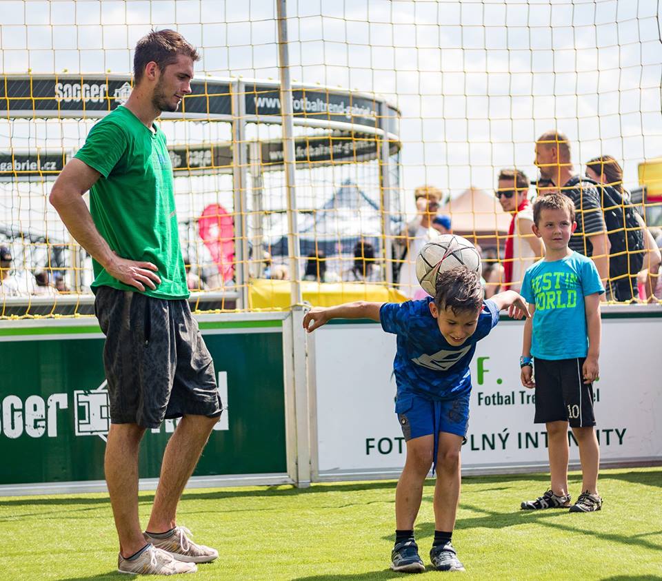 Daniel Pražák učí děti freestyle fotbal