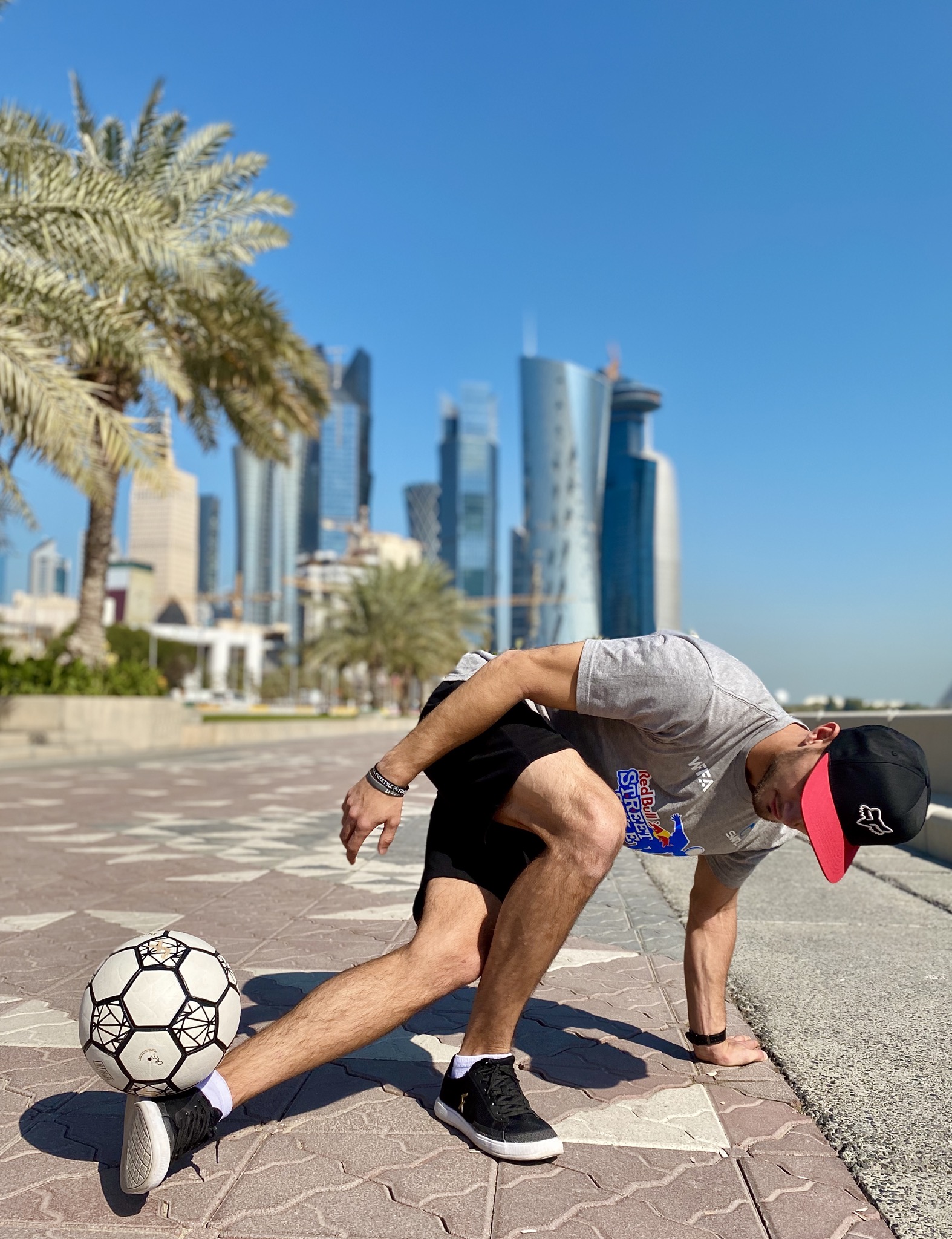 Daniel Pražák ukazuje freestyle fotbal v Kataru