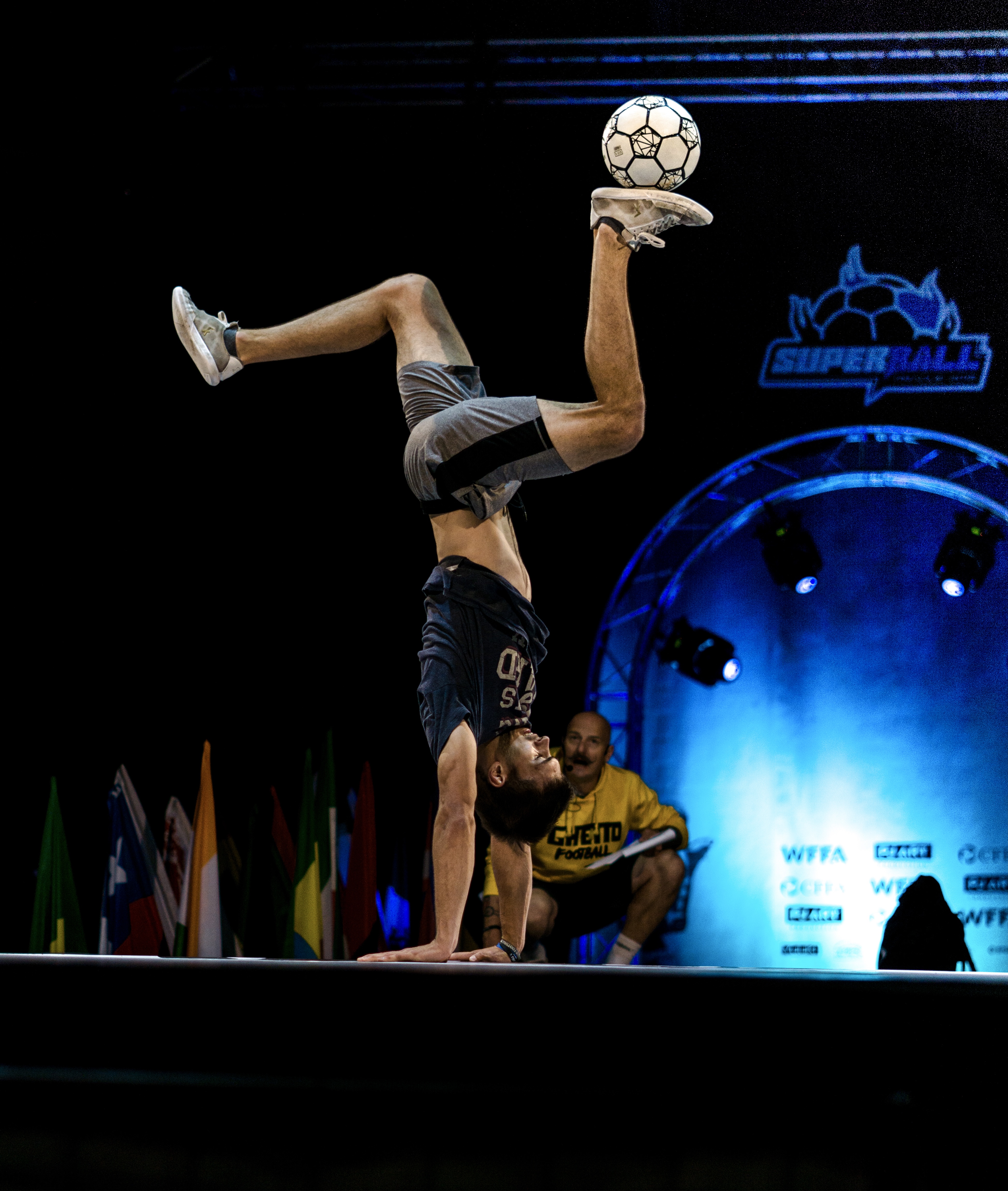 Daniel Pražák ve stojce na pódiu